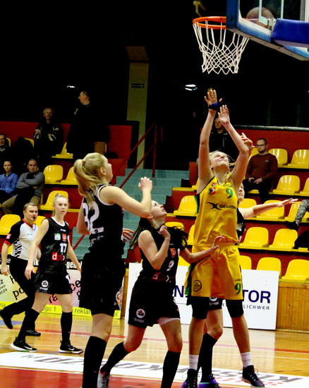 Słaby mecz koszykarek (zdjęcia)