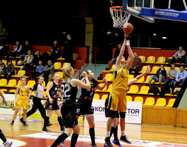 Słaby mecz koszykarek (zdjęcia)