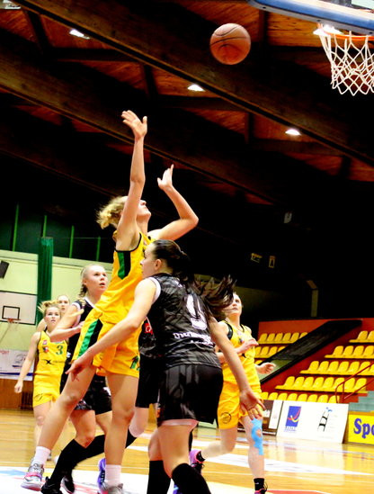 Słaby mecz koszykarek (zdjęcia)