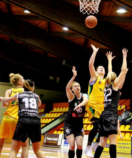 Słaby mecz koszykarek (zdjęcia)