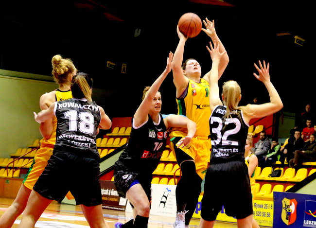 Słaby mecz koszykarek (zdjęcia)