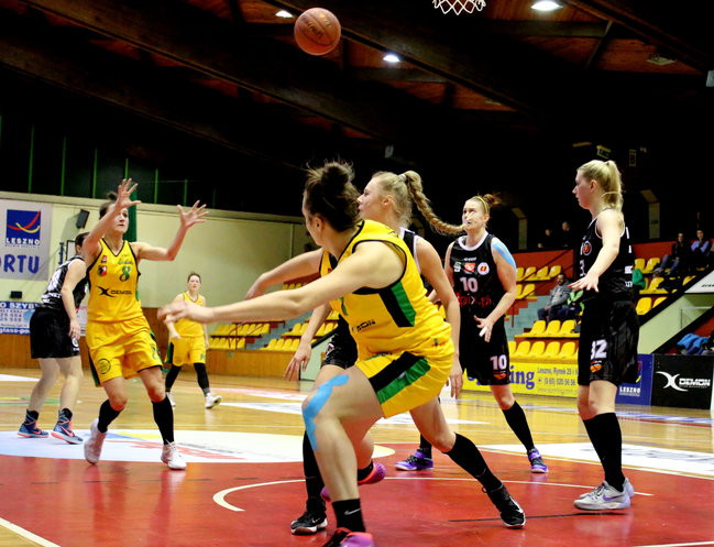 Słaby mecz koszykarek (zdjęcia)