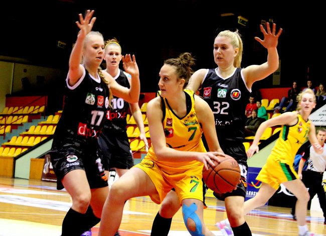 Słaby mecz koszykarek (zdjęcia)