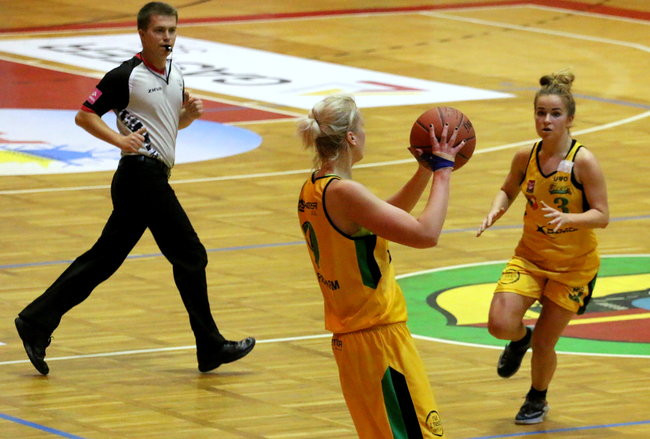 Słaby mecz koszykarek (zdjęcia)