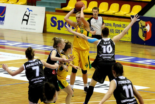 Słaby mecz koszykarek (zdjęcia)