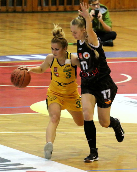 Słaby mecz koszykarek (zdjęcia)