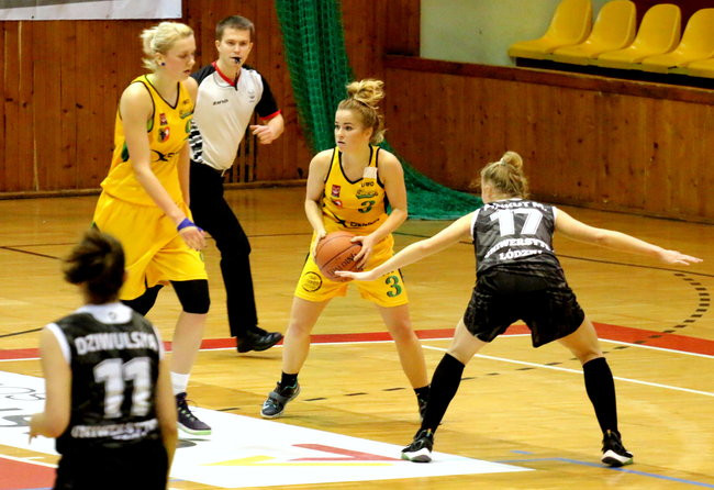 Słaby mecz koszykarek (zdjęcia)