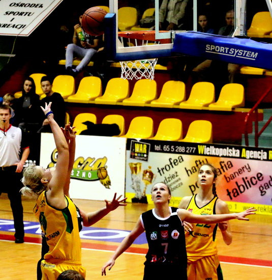 Słaby mecz koszykarek (zdjęcia)