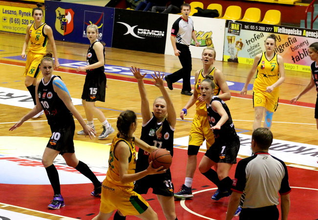 Słaby mecz koszykarek (zdjęcia)