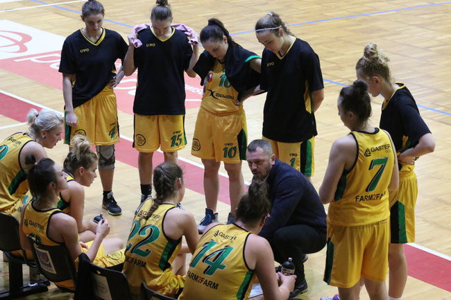 Słaby mecz koszykarek (zdjęcia)