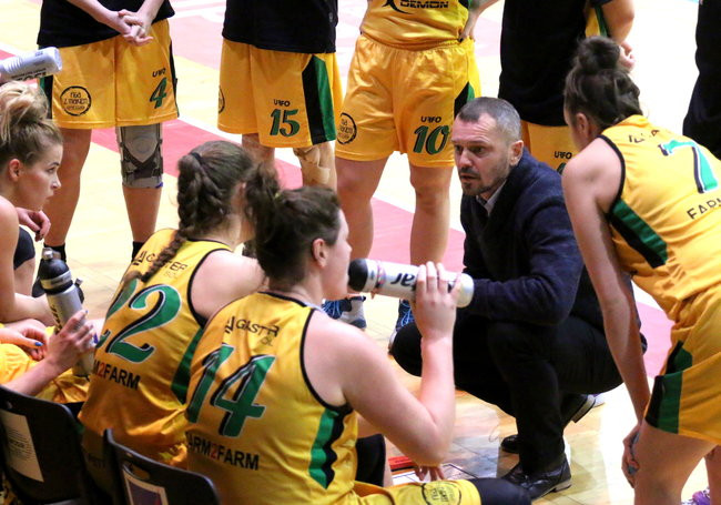 Słaby mecz koszykarek (zdjęcia)