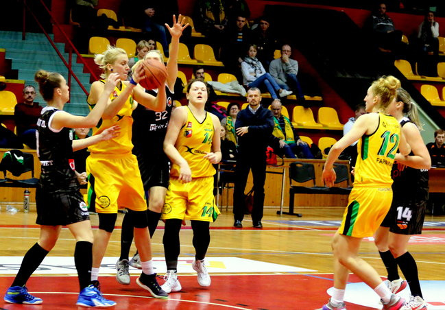 Słaby mecz koszykarek (zdjęcia)