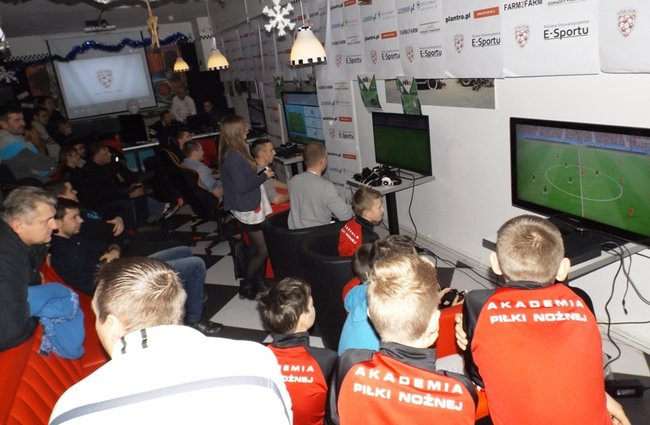 Piłka nożna w dwóch odsłonach (zdjęcia)