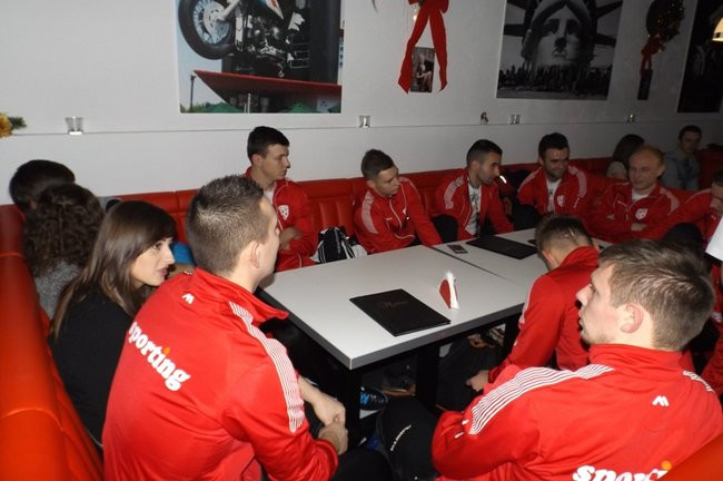 Piłka nożna w dwóch odsłonach (zdjęcia)