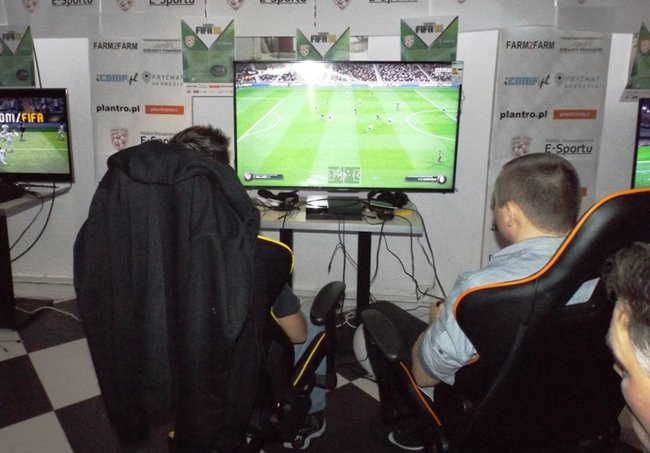 Piłka nożna w dwóch odsłonach (zdjęcia)