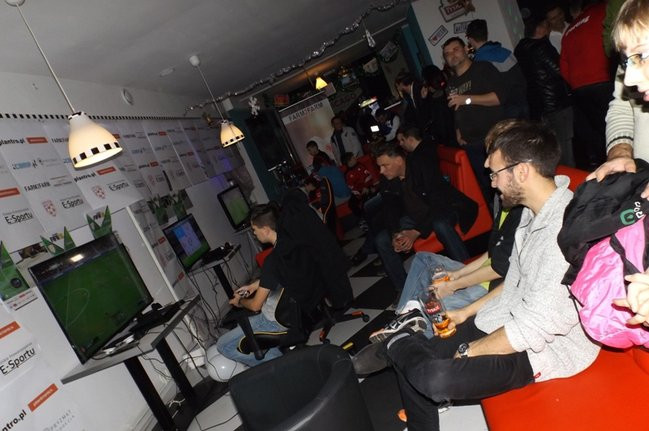 Piłka nożna w dwóch odsłonach (zdjęcia)