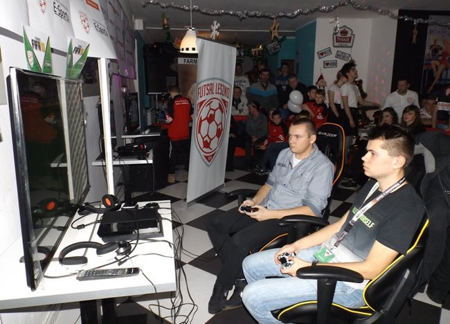 Piłka nożna w dwóch odsłonach (zdjęcia)