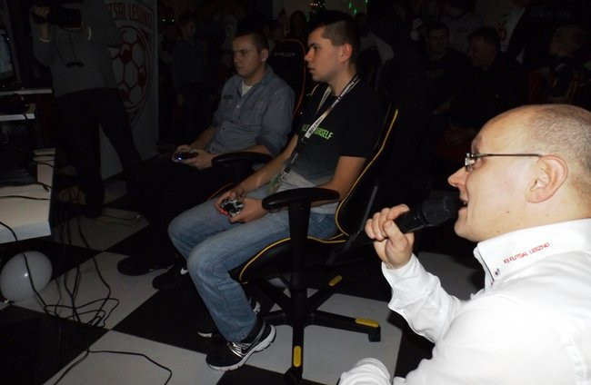 Piłka nożna w dwóch odsłonach (zdjęcia)