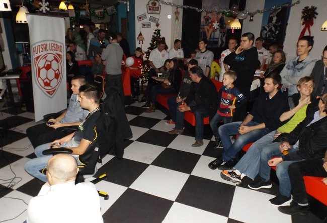 Piłka nożna w dwóch odsłonach (zdjęcia)