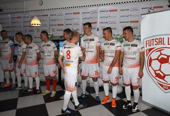 Piłka nożna w dwóch odsłonach (zdjęcia)