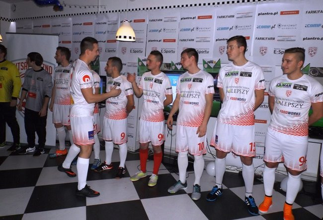 Piłka nożna w dwóch odsłonach (zdjęcia)