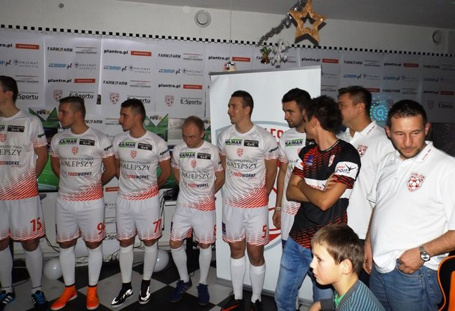 Piłka nożna w dwóch odsłonach (zdjęcia)