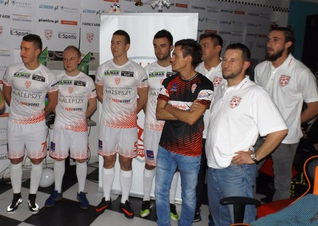 Piłka nożna w dwóch odsłonach (zdjęcia)