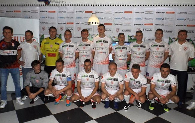 Piłka nożna w dwóch odsłonach (zdjęcia)