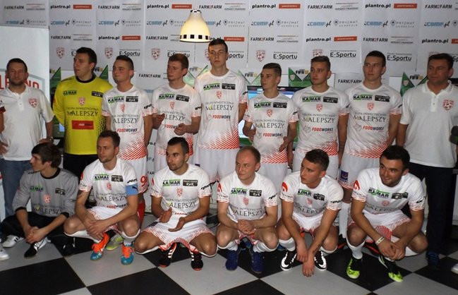 Piłka nożna w dwóch odsłonach (zdjęcia)