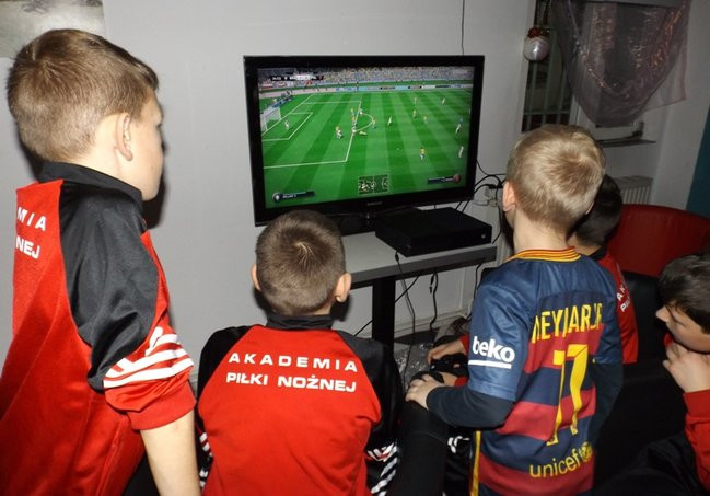 Piłka nożna w dwóch odsłonach (zdjęcia)