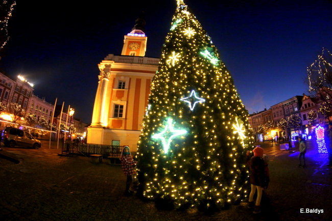 Ile kosztuje świąteczny wystrój leszczyńskiego rynku? (zdjęcia)