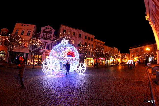 Ile kosztuje świąteczny wystrój leszczyńskiego rynku? (zdjęcia)