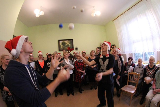 Magia świąt wypełniła DPS i noclegownię (zdjęcia i film)