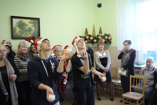 Magia świąt wypełniła DPS i noclegownię (zdjęcia i film)