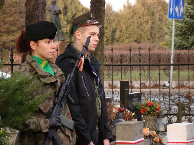 Ich nie uczyła o ojczyźnie szkoła (zdjęcia)