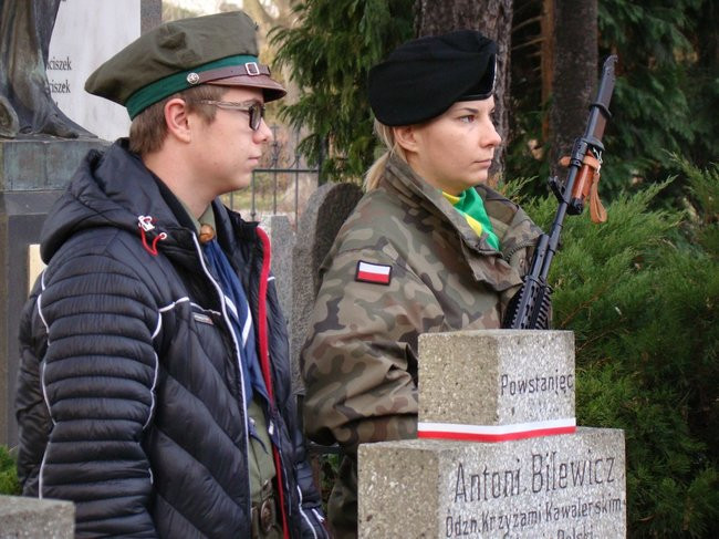 Ich nie uczyła o ojczyźnie szkoła (zdjęcia)