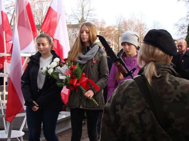 Ich nie uczyła o ojczyźnie szkoła (zdjęcia)