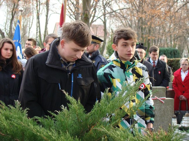 Ich nie uczyła o ojczyźnie szkoła (zdjęcia)