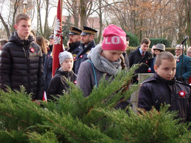 Ich nie uczyła o ojczyźnie szkoła (zdjęcia)