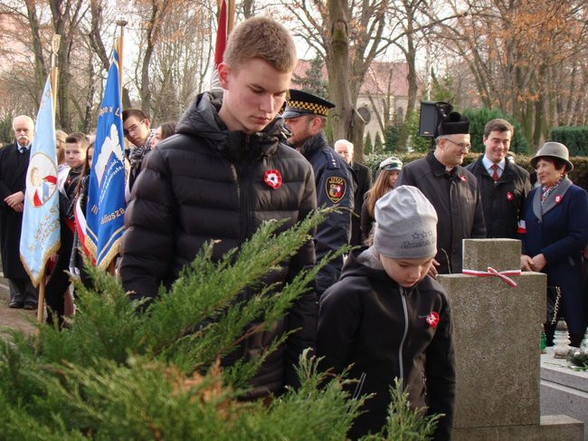 Ich nie uczyła o ojczyźnie szkoła (zdjęcia)