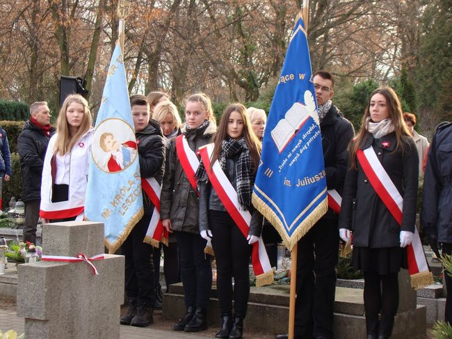 Ich nie uczyła o ojczyźnie szkoła (zdjęcia)