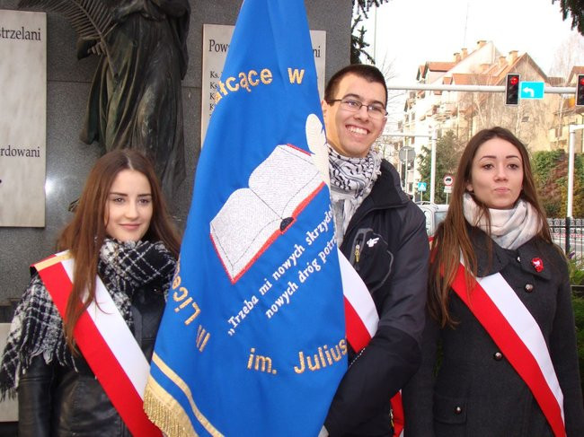 Ich nie uczyła o ojczyźnie szkoła (zdjęcia)