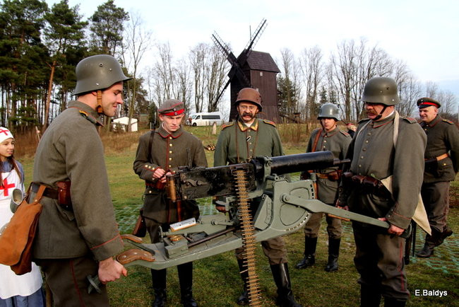 Powstańcy dopingowani przez setki widzów (zdjęcia)