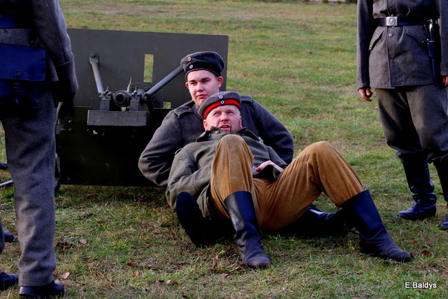 Powstańcy dopingowani przez setki widzów (zdjęcia)