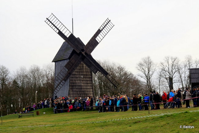 Powstańcy dopingowani przez setki widzów (zdjęcia)