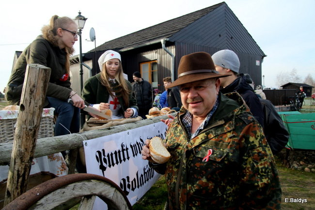 Powstańcy dopingowani przez setki widzów (zdjęcia)