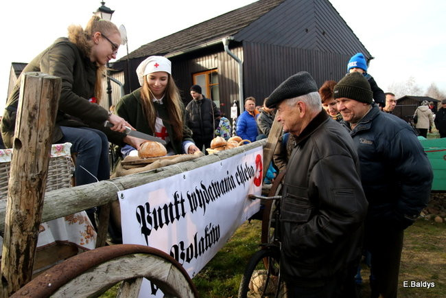 Powstańcy dopingowani przez setki widzów (zdjęcia)