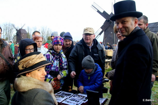 Powstańcy dopingowani przez setki widzów (zdjęcia)