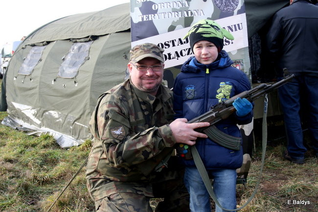 Powstańcy dopingowani przez setki widzów (zdjęcia)