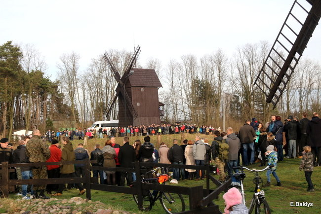 Powstańcy dopingowani przez setki widzów (zdjęcia)